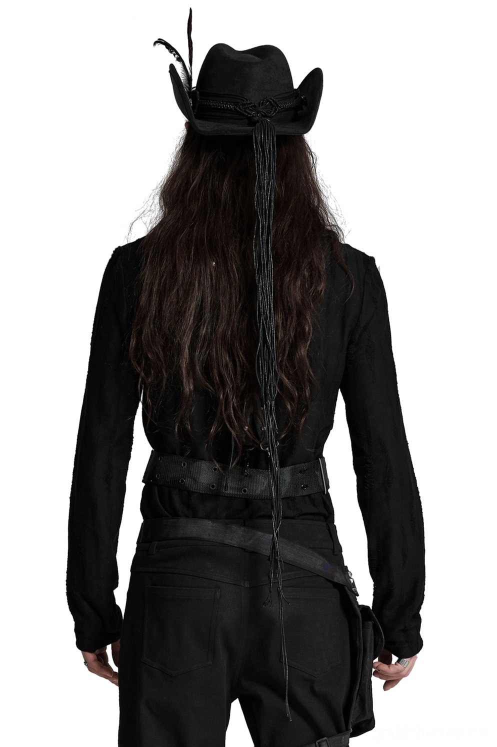 Schwarzer Gothic-Cowboyhut von hinten mit langer dramatischer Quaste, getragen von männlichem Modell in kompletter gotischer Garderobe, zeigt Hutband-Details und Quastentrail