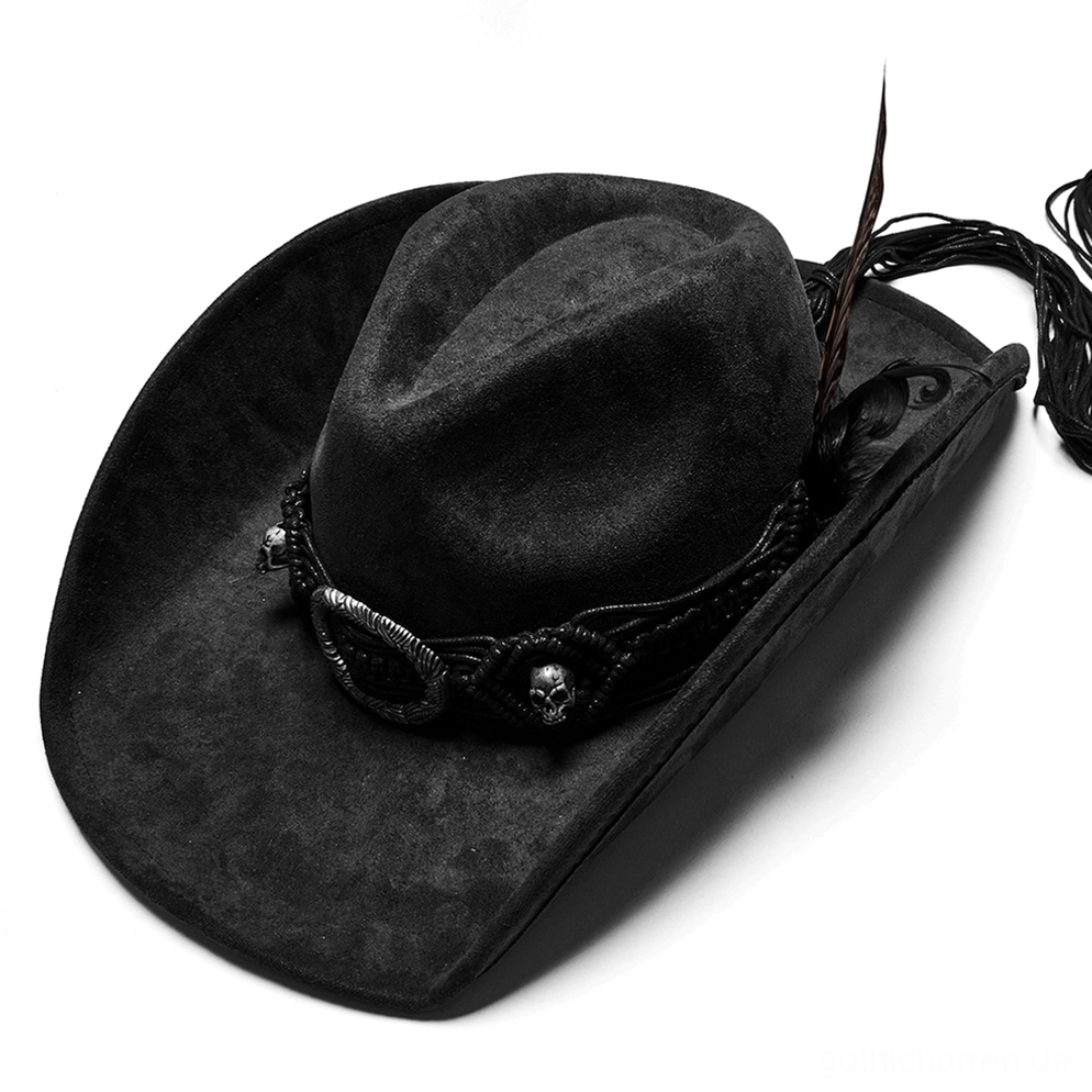 Schwarzer Gothic-Cowboyhut niedrige Seitenansicht auf Schaufelkopf, zeigt wildleder-ähnliche Textur, Federverzierung, Metallschnallen am Hutband und geschwungene Hornkonstruktion