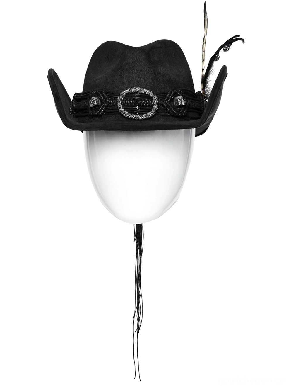 Schwarzer Gothic-Hörner-Cowboyhut Vorderansicht auf weißem Schaufelkopf, zeigt geschwungene Hörner, Totenkopf-Schnallen am geflochtenen Hutband, Krempenform und schwarze Federverzierung am Scheitel