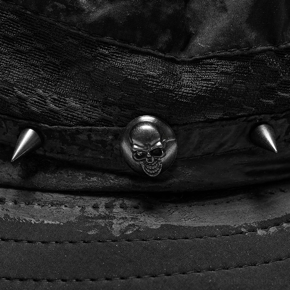 Draufsicht-Nahaufnahme des schwarzen Gothic Hutbandes mit Totenkopf-Niete, Spike-Studs und verwitterter Webstoff-Textur