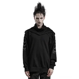 Schwarzer Gothic Kapuzenpullover mit Kunstleder D-Ring Schulterpanele und Stehkragen Vorderansicht auf alternativen männlichen Model