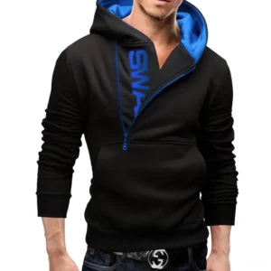 Schwarzer Gothic-Kapuzenpullover mit schrägen Reißverschluss und blauen Kapuzenfutter und SWA-Buchstabendruck, Vorderansicht auf männlichem Model mit Denim-Jeans