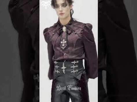 Mann trägt vollständig schwarzen gotischen Taillengürtel mit silbernen Kreuzdetails, komplettes gotisches Outfit-Styling mit Lederhose und burgunderfarbenem Top