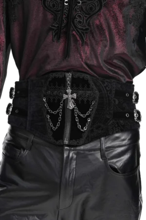 Schwarzer gothic Korsettgürtel mit ornamentalem Kreuzanhänger und dekorativen Ketten am vorderen Reißverschluss, Nahaufnahme zeigt samtiges Damasttextur und geprägte Details