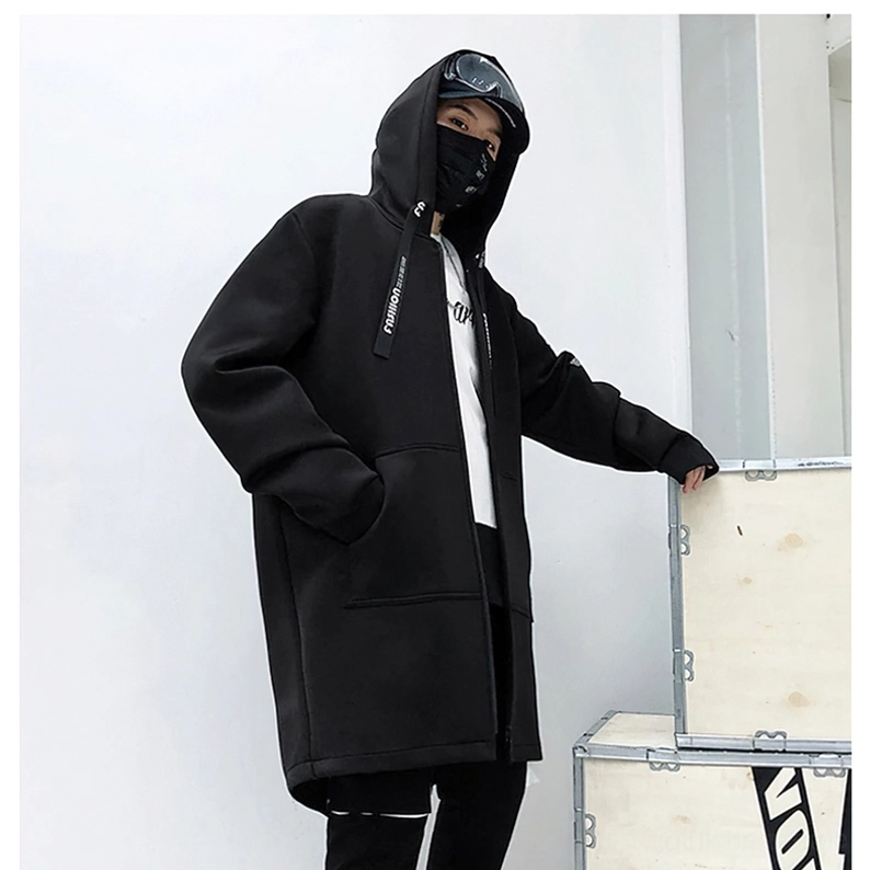 Schwarzer Gothic Kreuz Mantel Seitenansicht auf männlichem Modell, Streetwear Style mit Split-Saum, alternative Mode Gesamtansicht