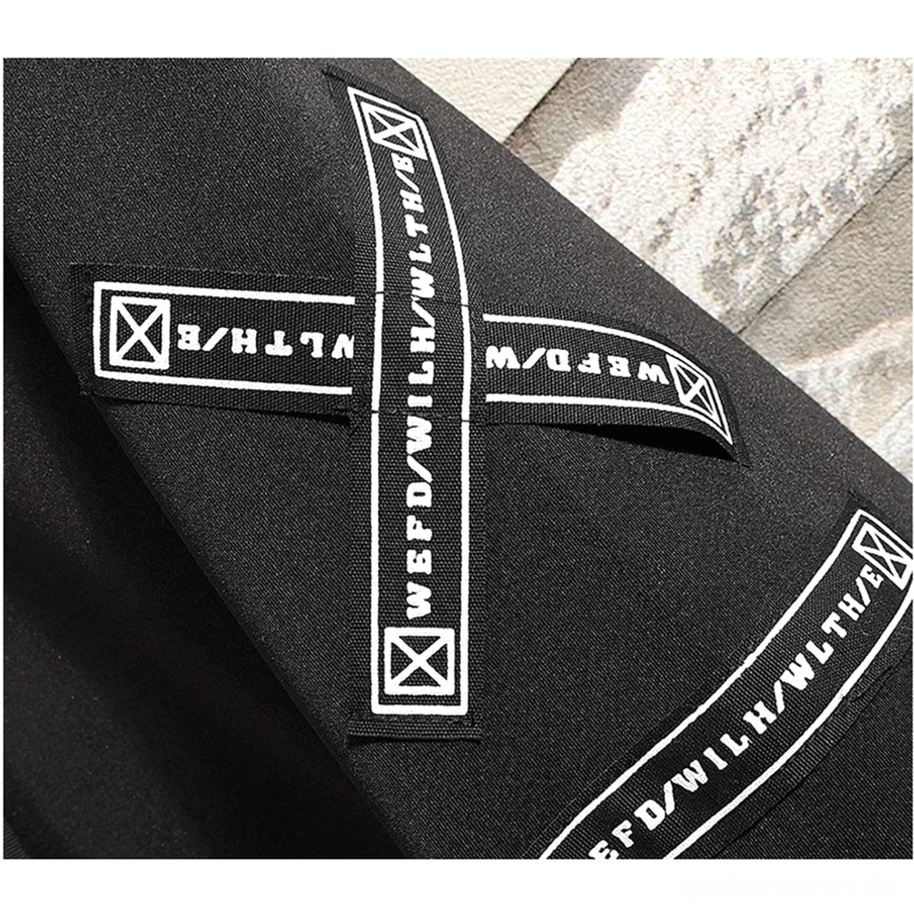 Schwarzer Gothic Kreuz Mantel Vorder- und Seitenprofil, Silhouette und Drapierung sichtbar, alternative Herren Jacke Gesamtansicht