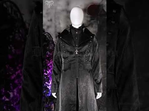 Schwarzer Leder-Gothic-Langmantel Mannequin Frontansicht dekorative doppelreihige Metallknöpfe dunkler gotischer Hintergrund Aesthetic