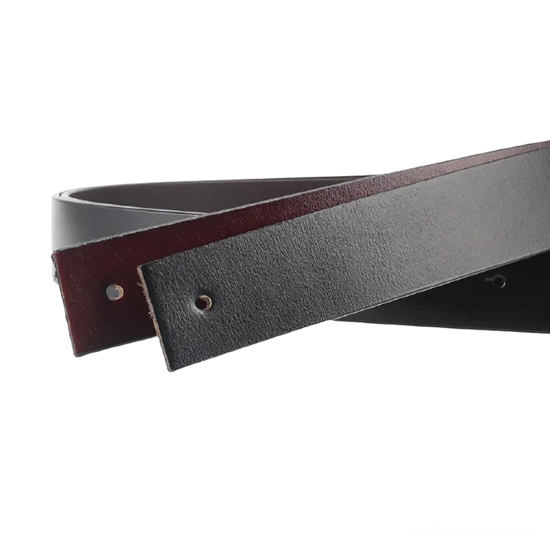 Schwarzer Rindleder Gürtel Flachaufnahme mit Sensenmann-Metallschnalle und vorgestanzten Verstellungslöchern – matte schwarze Lederoberfläche