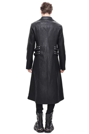 Schwarzer Gothic-Ledermantel Rückansicht auf männlichem Model, präsentiert Taille-Schnallengurte und verlängerte bodenlange Silhouette mit gotischem Design