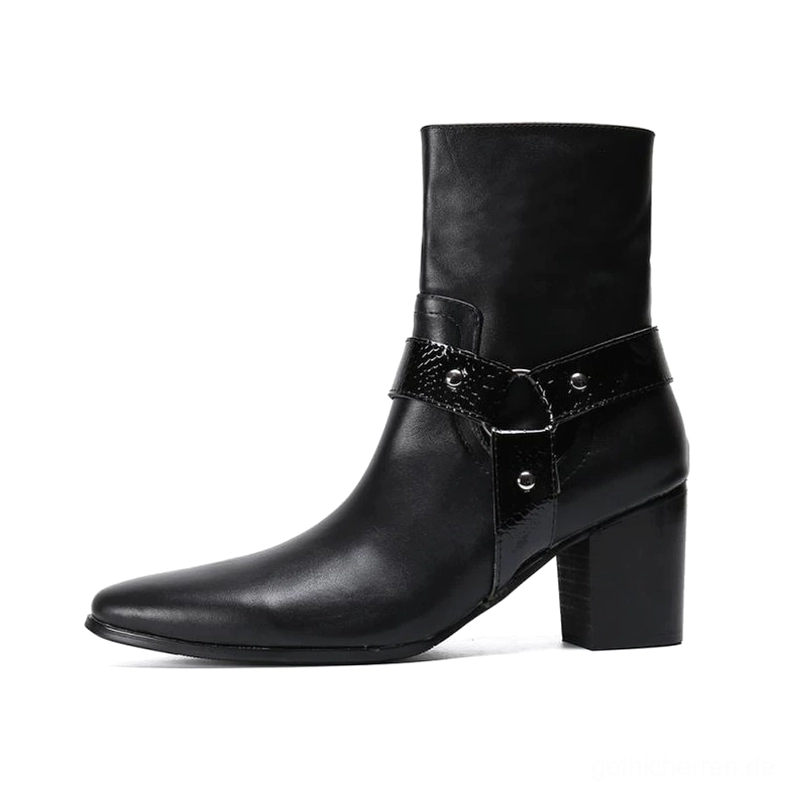 Einzelner schwarzer Gothic Leder-Stiefel Vorderseite Seitenansicht, zeigt Spitzform, Block-Absatz und dekorativen Metallriemen