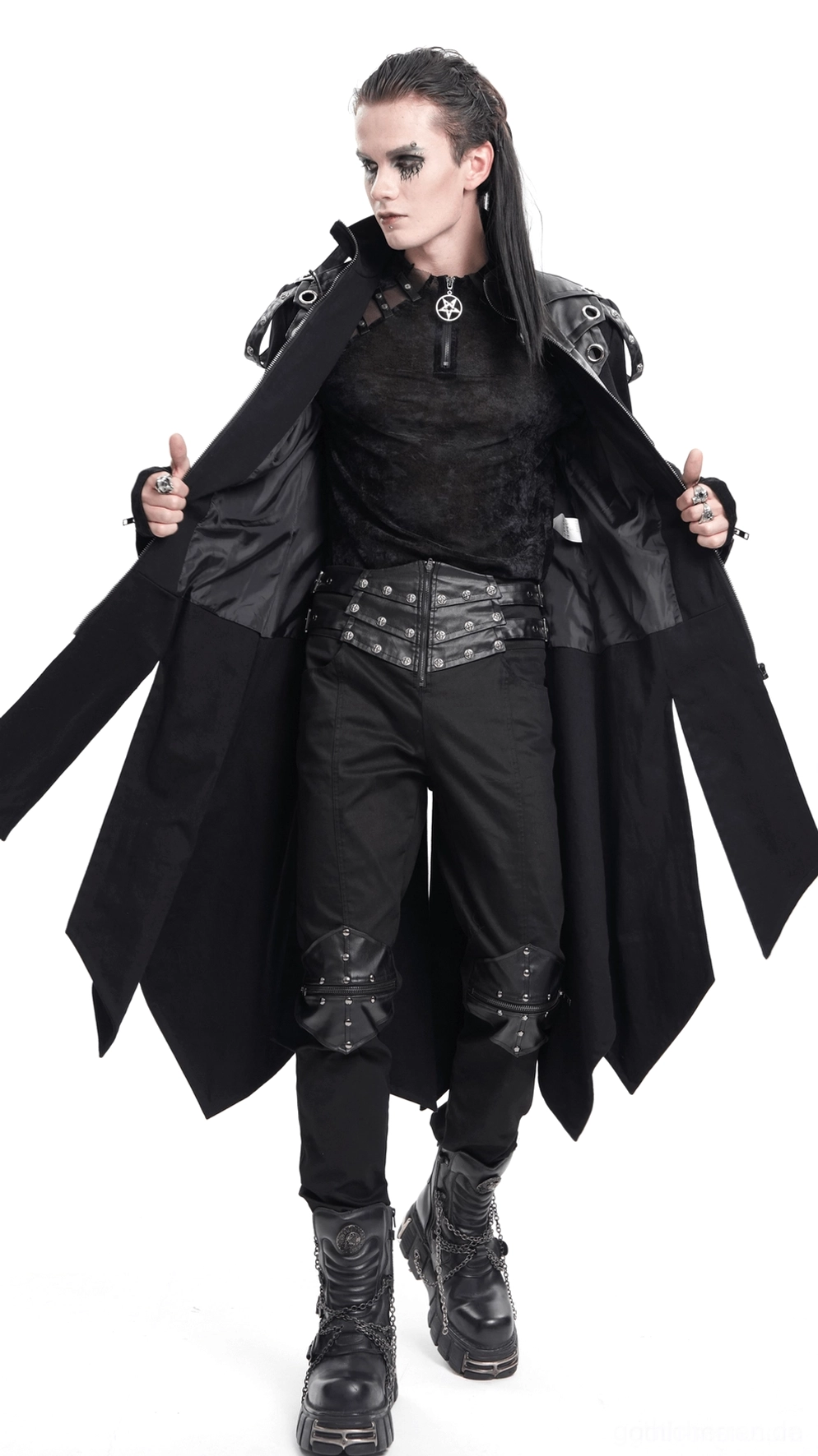 Geschichtete Konstruktion des schwarzen Gothic-Trenchcoats, zeigt Baumwoll- und Kunstleder-Paneel-Integration mit Metallnieten und Hartware