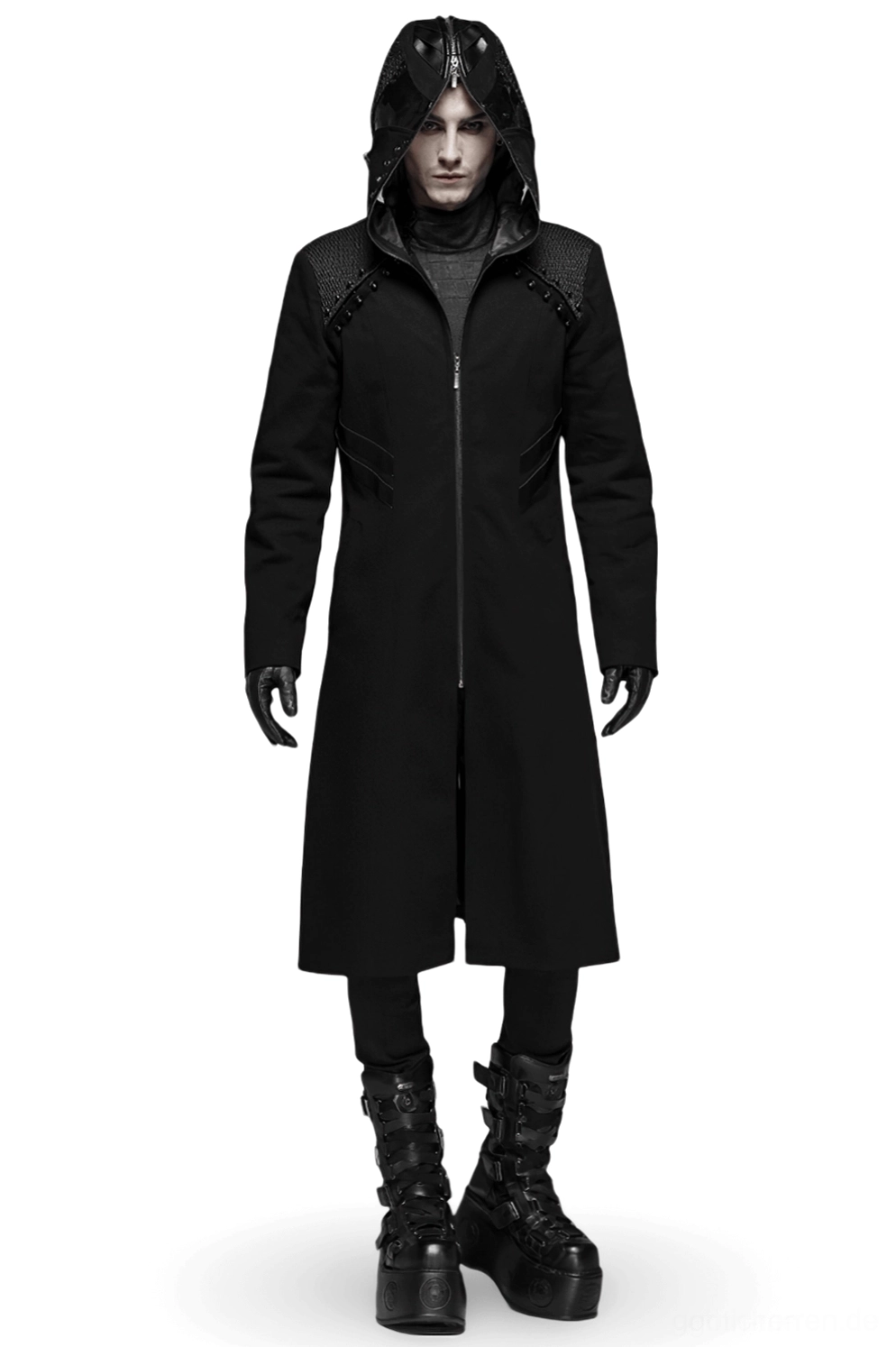 Schwarzer Gothic-Mantel mit Kapuze, Frontansicht mit Leder-Schulterpartien, Doppel-Reißverschluss und taillierter Silhouette auf weißem Hintergrund