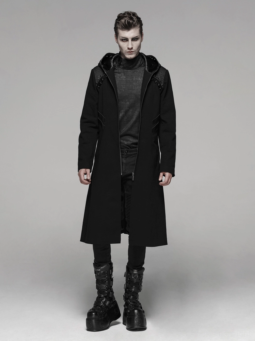 Schwarzer Gothic-Mantel mit Kapuze Vollansicht auf männlichem Modell zeigt Gesamtpassform, Kapuzen-Proportionen, Schulter-Leder-Akzente und Silhouetten-Präsenz