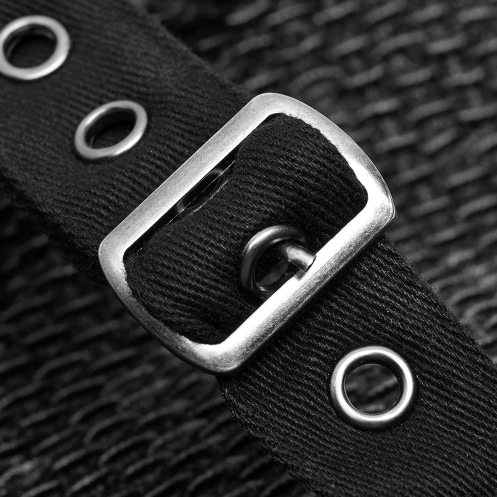 Makro-Nahaufnahme des schwarzen Gothic-Mantels zeigt gestickte Leder-Akzente, schwarze Metallnieten, Lederverarbeitung und konstruktive Detaillierungsarbeit