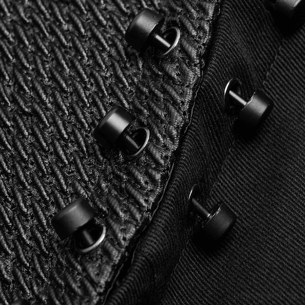 Nahaufnahme des schwarzen Gothic-Mantels zeigt Gewebetextur des gewobenen Baumwoll-Twill und schwarze Metallstudien und Befestigungsdetails auf Mantelstoff