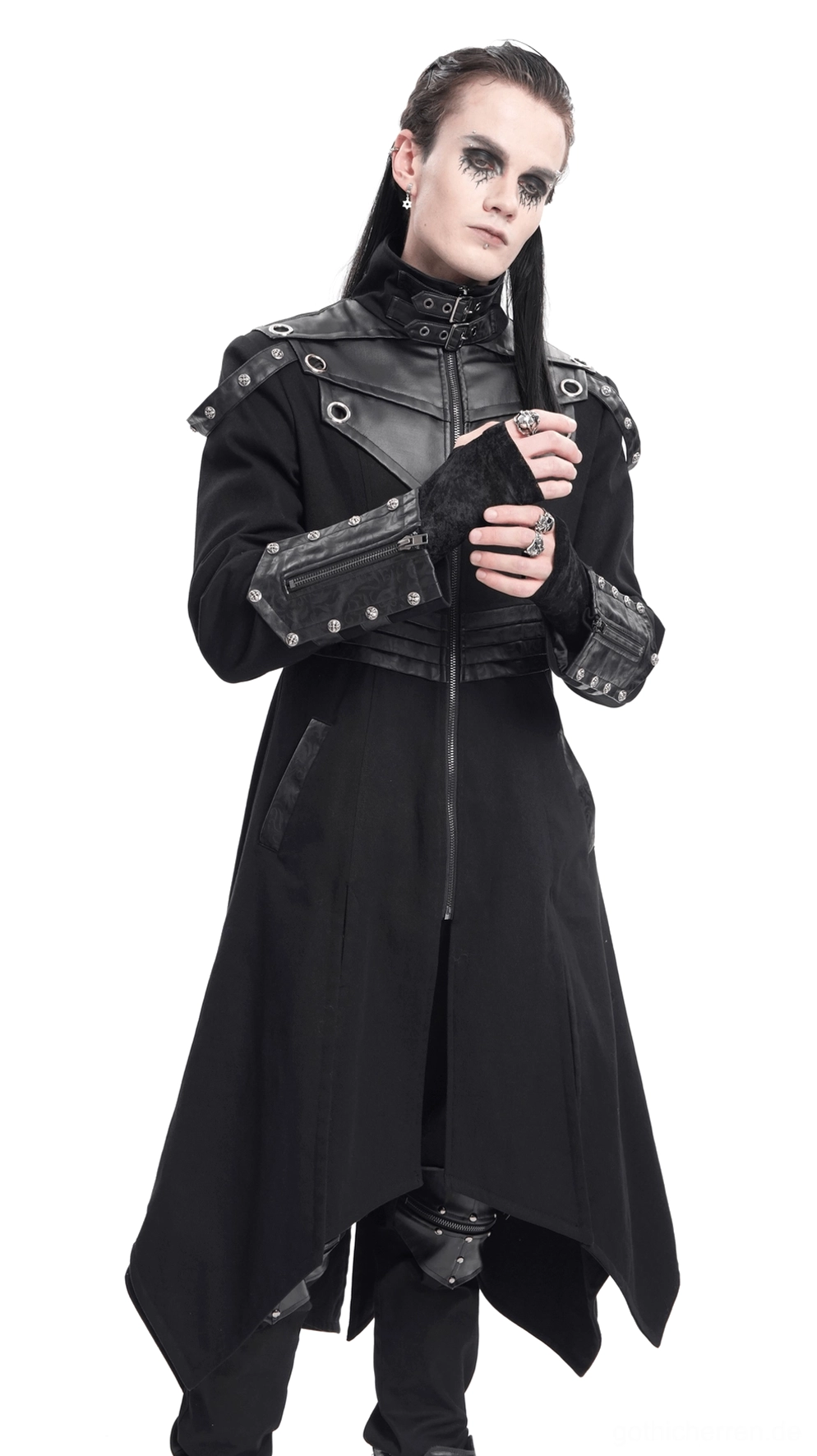 Detail des schwarzen Gothic-Trenchcoats mit Reißverschluss-Verschluss und Taillengurt-Hardware auf schwarzem Baumwoll-Leder-Blend-Stoff