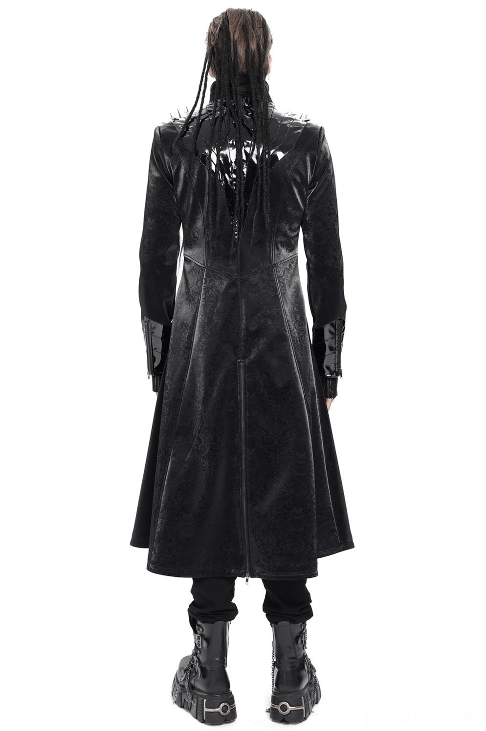 Schwarzer Gothic-Mantel mit Rücken-Reißverschluss und glänzend patent leather Rückenpartie, vollständige Rückansicht auf Modell mit geflochtenen Haaren
