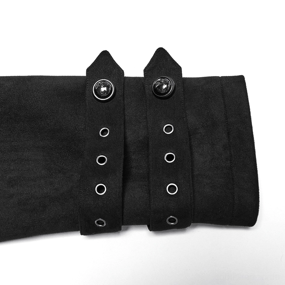 Schwarzer gotischer Mantel-Manschetten-Schnallen-Hardware-Nahaufnahme zeigt doppelte Schnallengurte, handgeschnitzte Metalldetails, Nieten-Bauweise und Suede-Textur
