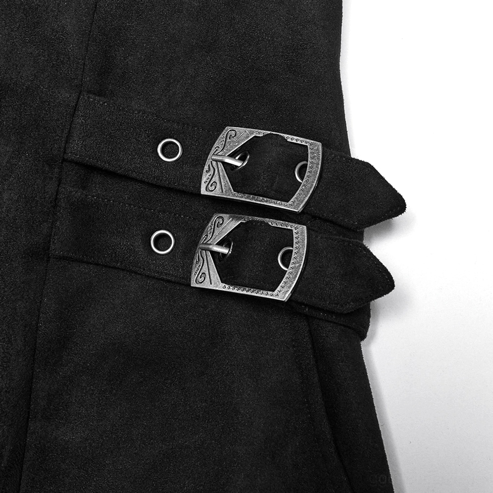 Schwarzer Suede-Gothic-Mantel Seitenschnallen-Metall-Detail-Flachlage zeigt dekorative Metallschnallen, Suede-Stoff-Textur und ornamentale Hardware-Handwerkskunst