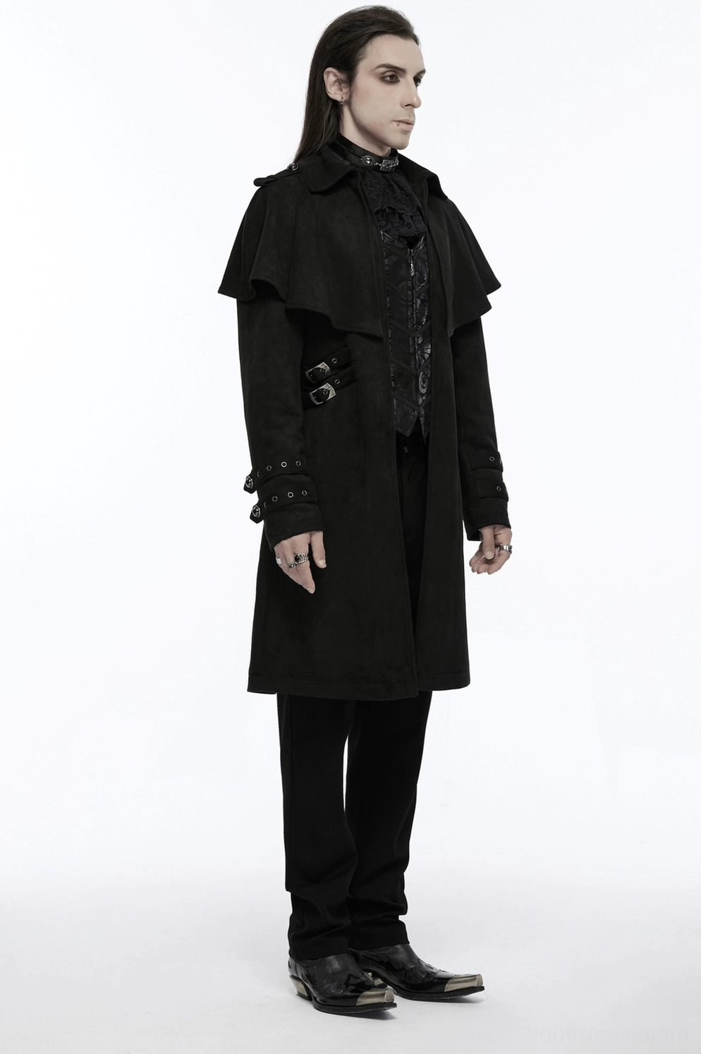 Schwarzer gotischer Cape-Mantel Vollständige Längenansicht zeigt dramatische Silhouette, Cape-Drapierungsproportion, tailierte Passform durch Torso und Saum-Konstruktion