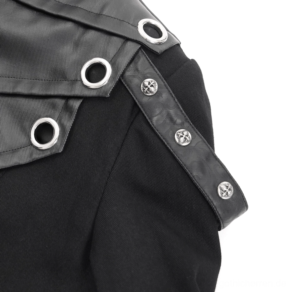 Makro-Detail der Schulter vom schwarzen Gothic-Trenchcoat, zeigt synthetische Leder-Schulterüberlagerungen mit Metallösen und Kreuzknopf-Metallgurte