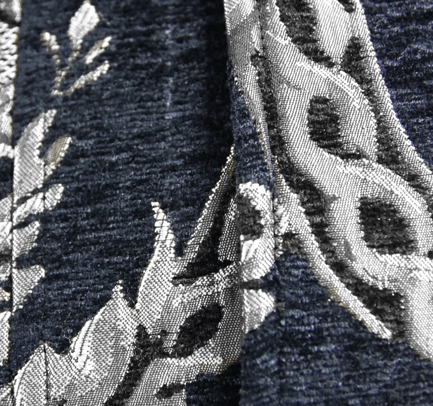 Schwarzer silberner Damast-Jacquard ärmellos Gothic-Mantel – Dreiviertel-Seitenansicht auf männlichem Model mit Zylinder, Seitenprofilwinkel, vollständige Mantelsilhouette