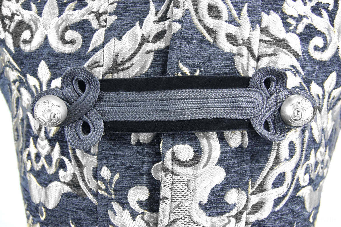 Schwarzer ärmellos Gothic-Mantel mit silbernem Damast – Duale Metallknebel-Verschlüsse Detailansicht auf schwarzem Jacquard-Gewebe mit ornatentem Damast-Floral-Webmuster