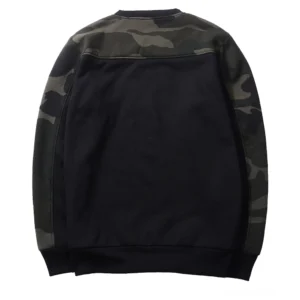 Schwarzer Gothic-Military-Camouflage-Pullover Rückansicht – Flatlay mit dunkelgrünem Camouflage-Print auf Schultern und Ärmeln, durchgehend schwarzer Rückseite, gerippten Trims