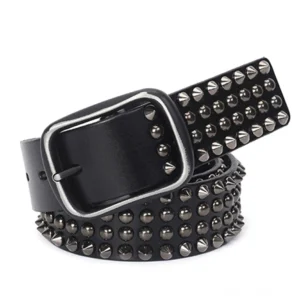 Schwarzer Gothic Nieten Ledergürtel mit Kegel-Nieten und quadratischer Metallschnalle in Frontansicht, verstellbarer Pin-Buckle Gürtel für alternative Mode