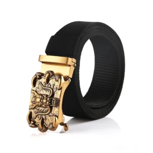 Schwarzer Gothic Nylon Gürtel mit vintage Bronze Drachenschnalle, Dreiviertelansicht zum Vollständigenden Design des Drachenreliefs