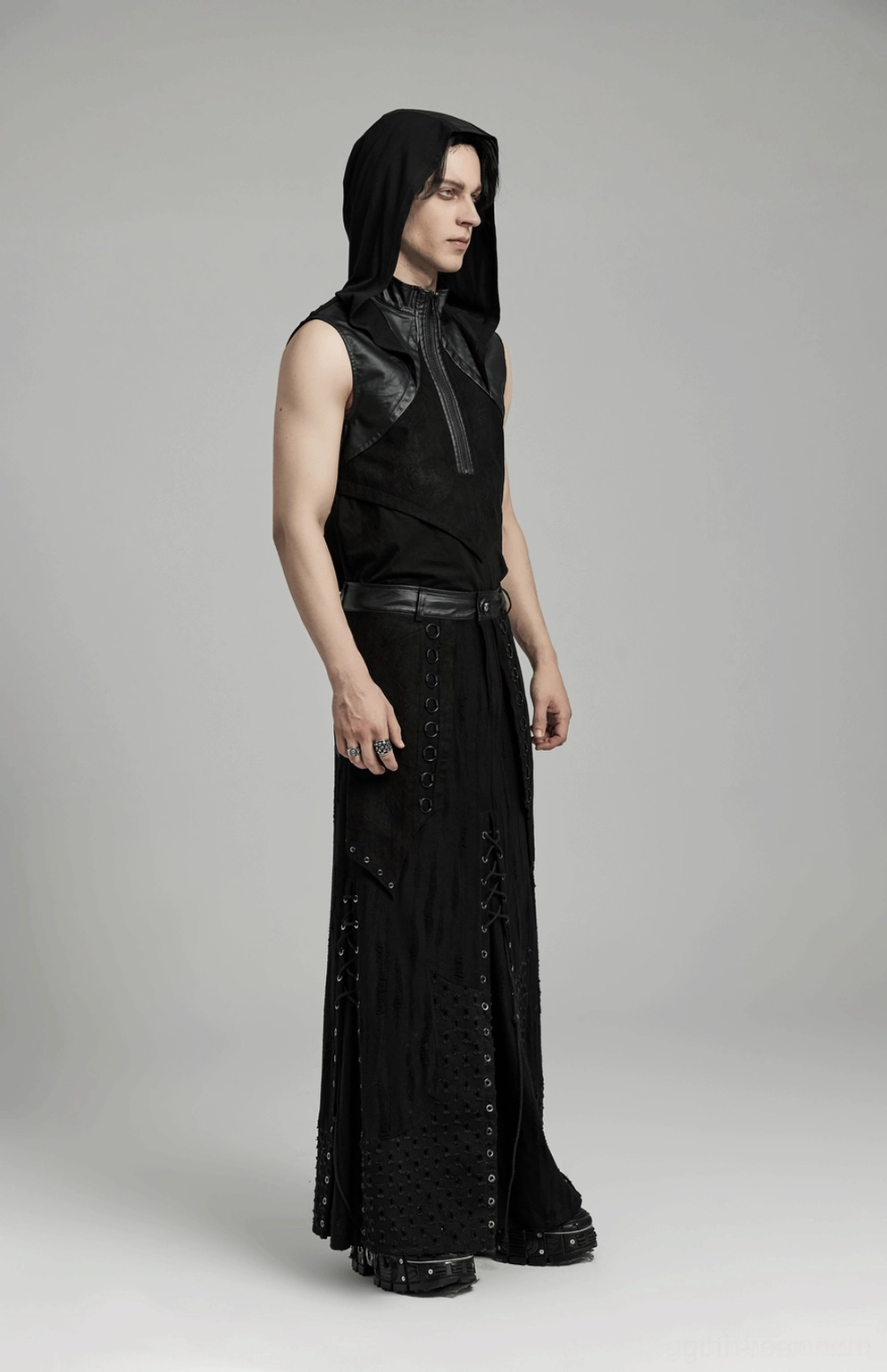 Schwarzer gothic punk maxi herrenrock styling detail vorderer beweglicher eisenring schnürung artikulation feature design