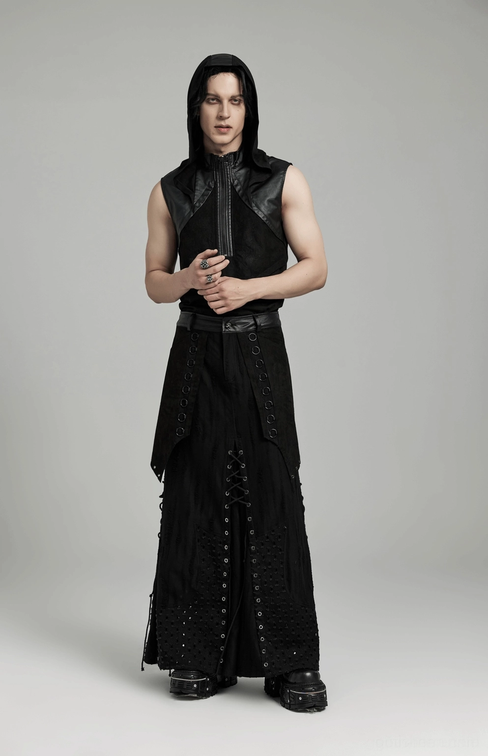 Schwarzer gothic punk maxi herrenrock unregelmäßiger saum splicing mehrschicht konstruktion textur distressed kanten detailansicht