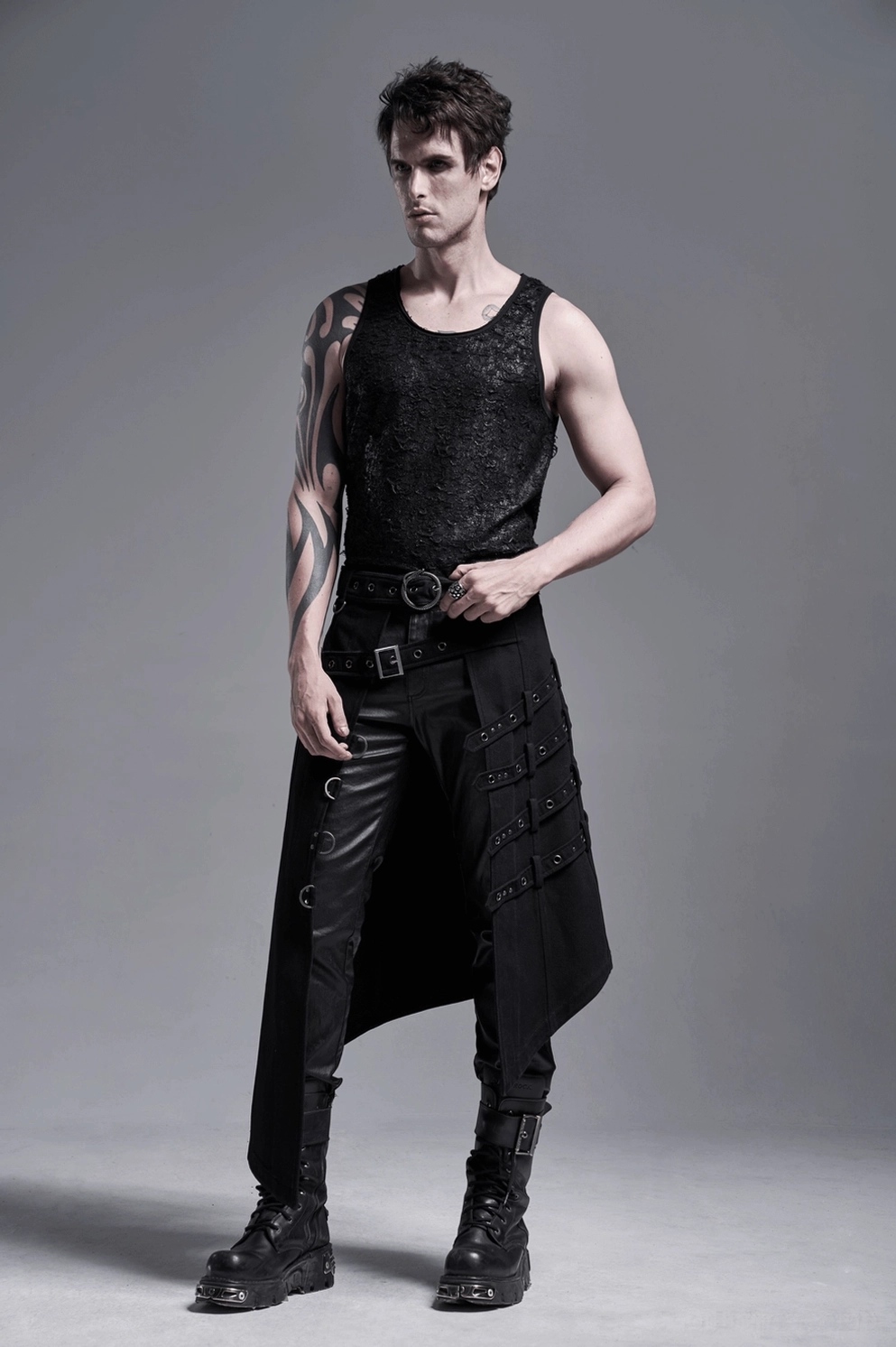Alternative Styling Flachaufnahme des schwarzen Gothic-Punk-Herrenrocks mit asymmetrischem Saum und detaillierter Konstruktionsübersicht, rebellische Ästhetik