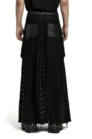 Schwarzer gothic punk maxi herrenrock rückansicht auf model mit kunstleder rückentaschen und hinterer ösen details hardware