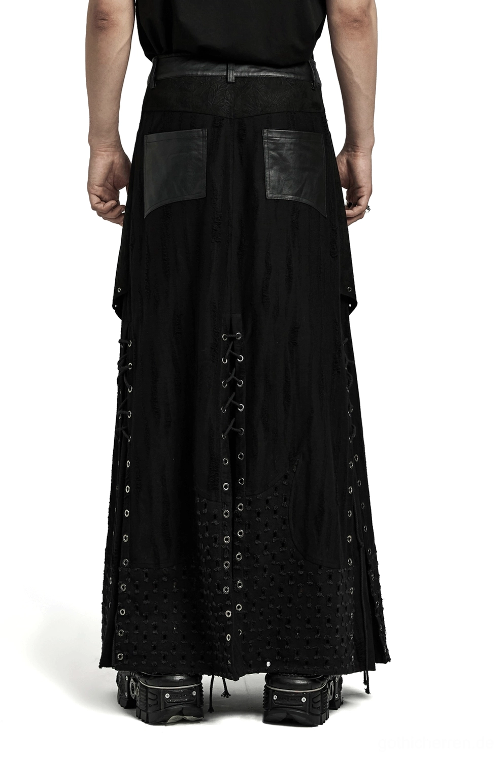 Schwarzer gothic punk maxi herrenrock rückansicht auf model mit kunstleder rückentaschen und hinterer ösen details hardware