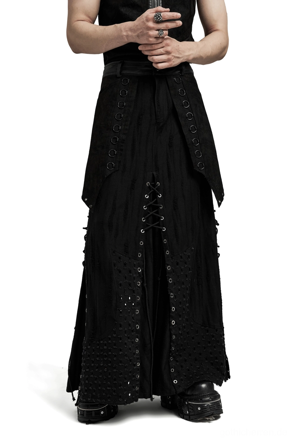 Schwarzer gothic punk layered maxi herrenrock vorderansicht auf männlichem model mit metallösen und vorderer schnürung korsett lacing