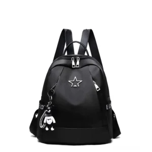 Gothic schwarzer Leder-Rucksack kompaktes Design Frontansicht mit doppelten Frontverschlüssen und dekorativen Stern-Charms auf schwarzem Material