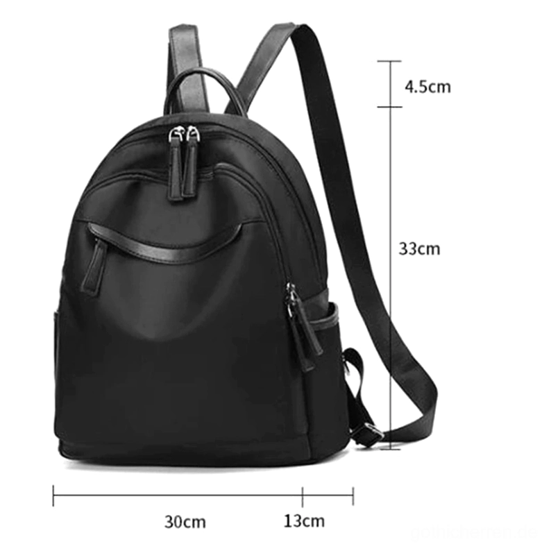 Schwarzer gothic Rucksack mit Größenreferenz Messmarken Maßstab Dimensionen Kompakt-Tagesrucksack