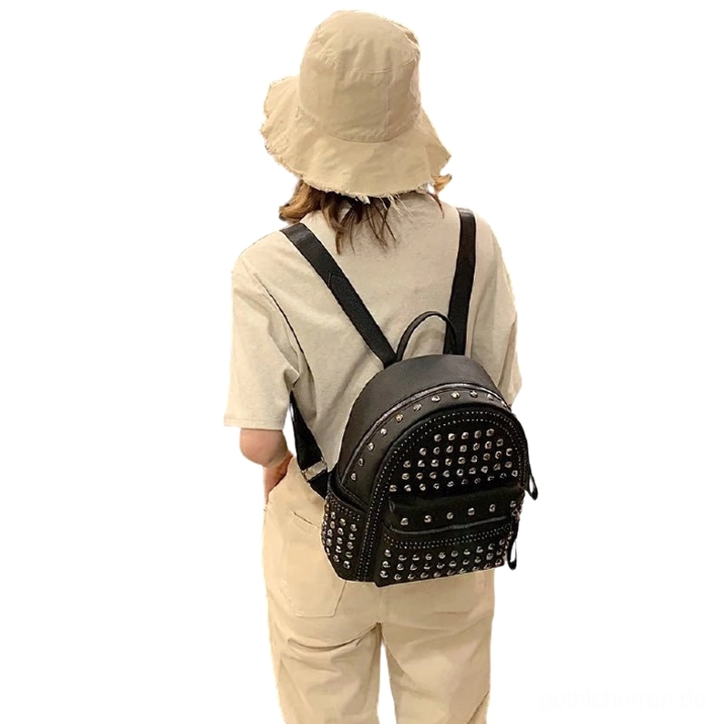 Rückansicht schwarzer Gothic Nieten-Rucksack auf Trägerin, zeigt Schulterriemen, Rückendesign und ergonomisches Tragesystem