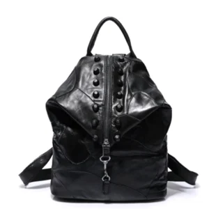 Schwarzer Gothic Rucksack aus Schafsleder mit Metallnieten, Reißverschluss und oberem Tragegriff in Vorderansicht