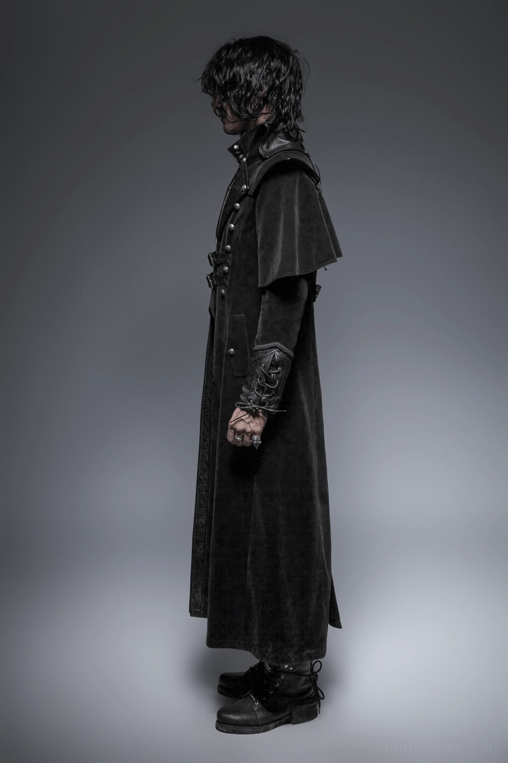 Schwarzer Gothic-Samtmantel gestylt mit alternativer Mode-Zubehör zeigt vielseitige Styling-Potenzial Herren Fashion