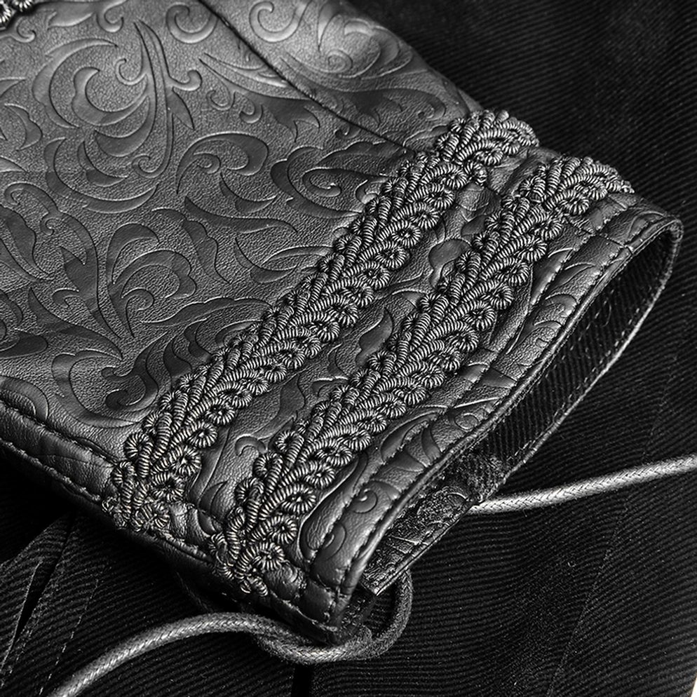 Schwarzer viktorianischer Gothic-Samtmantel Saumspaltung und Konstruktions-Detail zeigt Nähqualität Herrenbekleidung