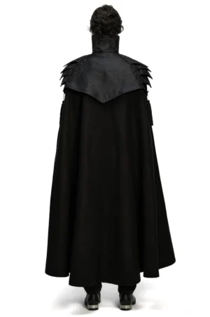 Schwarzer Gothic Schulterrüstungs-Umhang Rückansicht - Model zeigt hochstehenden Kragen und bodenlange schwarze Silhouette mit strukturiertem Schulter-Design