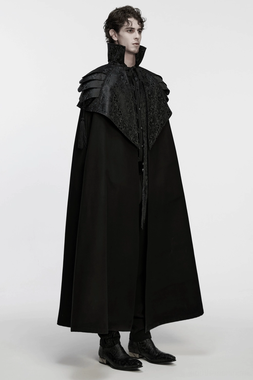 Gothic Schulterrüstungs-Umhang Styling-Inspiration - Alternative Fashion Wearability mit viktorianischem Umhang und moderner dunkler Ästhetik