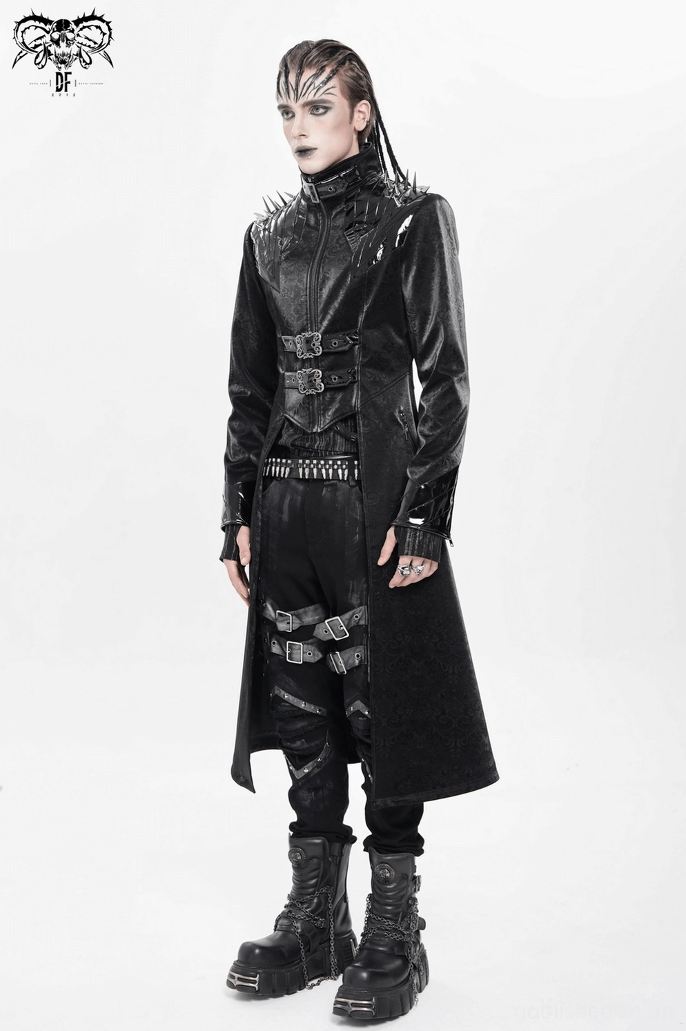 Schwarzer Gothic-Spike-Trenchcoat Frontwinkel-Ansicht, Kragen-Design und Drapierung Detail