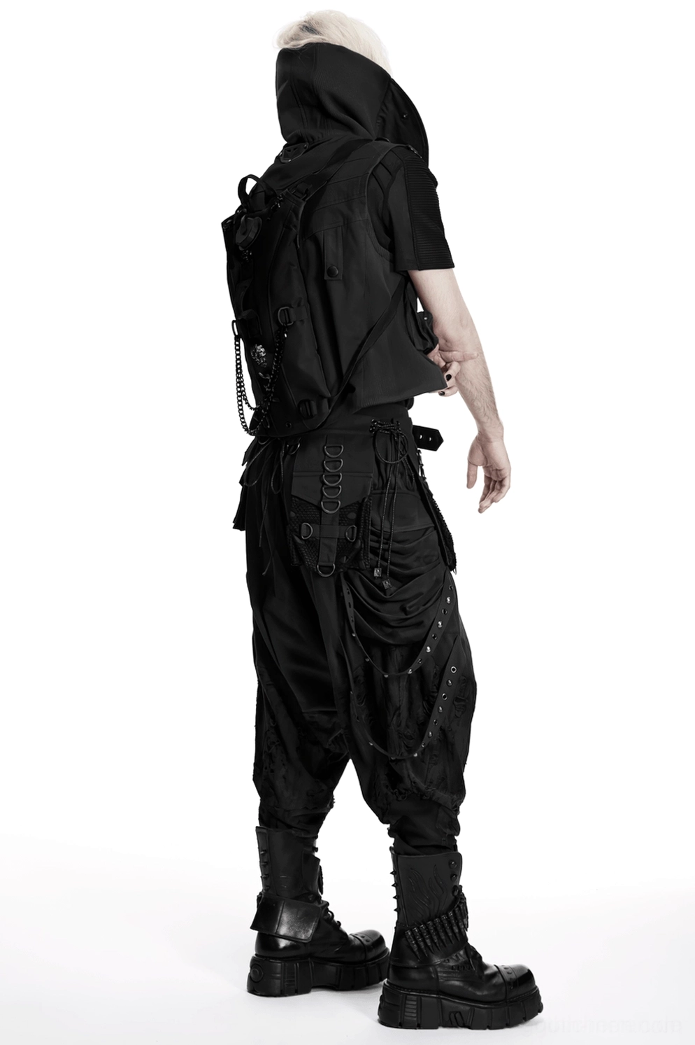 Schwarzer Gothic Tactical Rucksack Produkt-Hero-Image mit Totenkopf-Nieten, Metallketten und Cyberpunk-Ästhetik auf Studio-Hintergrund fotografiert