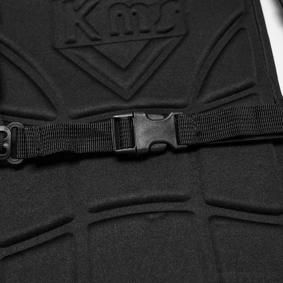 Schwarzer Gothic Tactical Rucksack mit vollständigem Kettenharness und Totenkopf-Nieten, dreiviertels-Winkelansicht mit industriellem Design und robustem Tragriemen-System