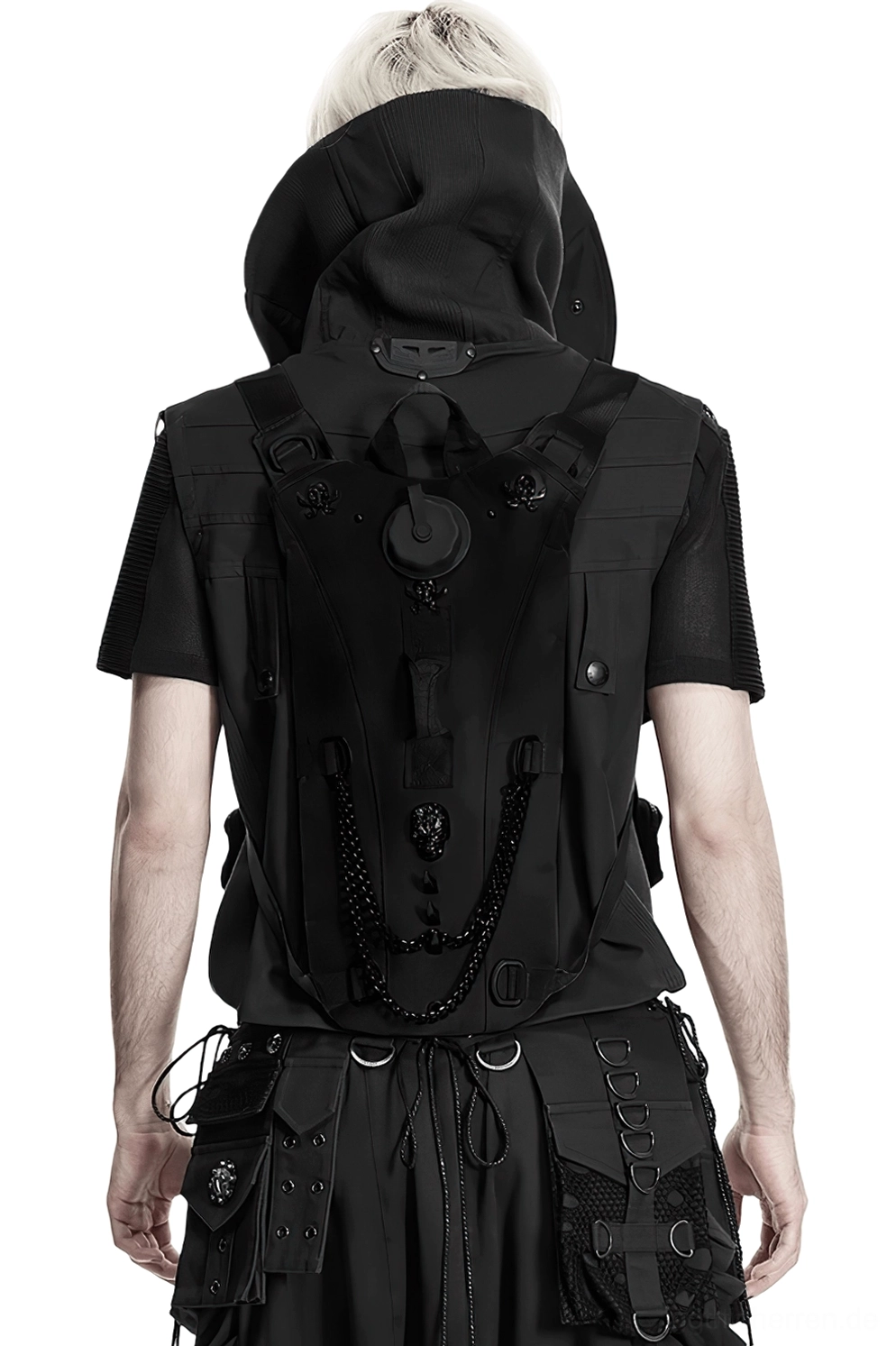 Schwarzer Gothic Tactical Rucksack mit Totenkopf-Nieten und hängenden Metallketten, vollständige Rückansicht auf männlichem Modell in dunkelschwarzer Kleidung getragen
