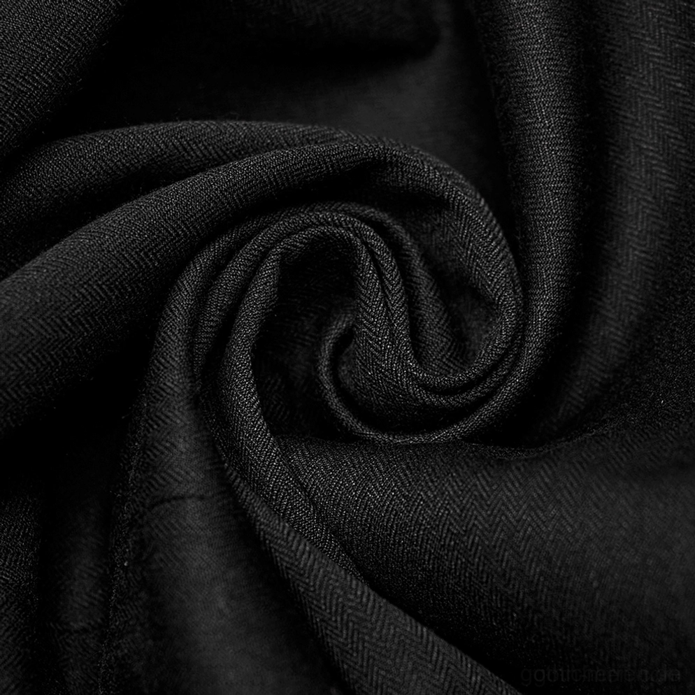 Schwarzer Gothic Tailcoat Schichtaufbau-Detailaufnahme, zeigt mehrschichtige gerüschte Manschetten und kombinierte Stoff-Textur aus Twill-Weave und Chiffon-Elementen, Verarbeitungs- und Material-Focus