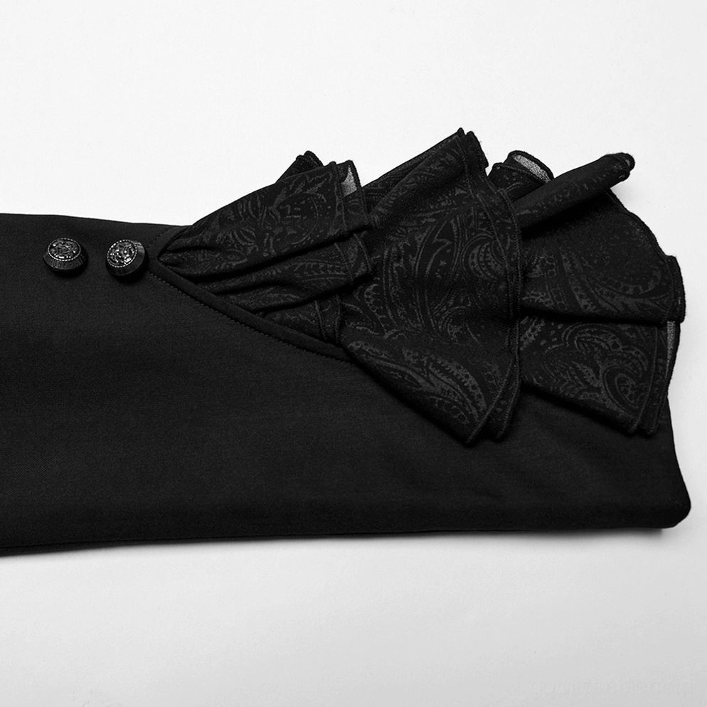 Detailaufnahme der verstellbaren Taillenschnalle und des schwarz-lederierten Gurts mit metallischen Ösen auf schwarzem viktorianischem Gothic Tailcoat, zeigt Verarbeitungsqualität und funktionales Design-Element